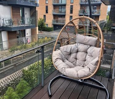 Highams Park Apartment | Bright Modern London 2-Bed Apartment with 2-Bath & Balcony View