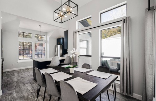 Far North Dallas House | Bright modern luxury centrally located home! 🐶 friendly KING BED