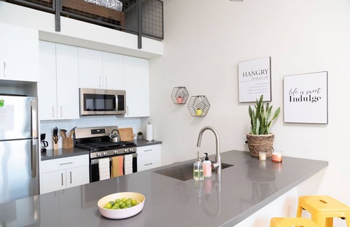 Lacy Apartment | BRIGHT + MODERN OC LOFT GETAWAY!