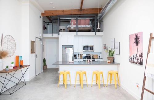 Lacy Apartment | BRIGHT + MODERN OC LOFT GETAWAY!