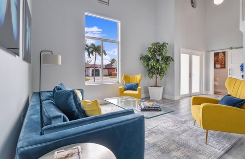 Richmond West House | BRIGHT MODERN POOL HOUSE PERFECT FOR LONG STAYS