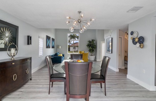 Richmond West House | BRIGHT MODERN POOL HOUSE PERFECT FOR LONG STAYS