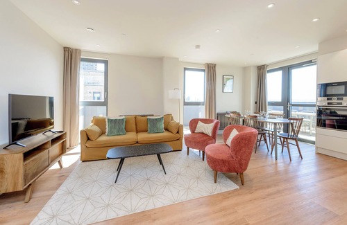 Tottenham Hale Apartment | Bright Modern Retreat