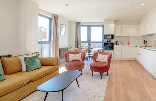 Tottenham Hale Apartment | Bright Modern Retreat