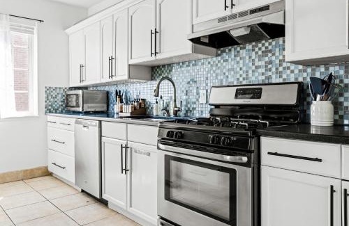 West Colfax Apartment | Bright & Modern Retreat - King Beds - Sloans Lake
