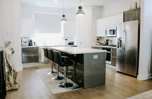 Shady Acres House | Bright & Modern Sanctuary in the Heights-Ok Pets!