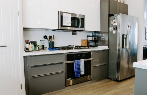 Shady Acres House | Bright & Modern Sanctuary in the Heights-Ok Pets!