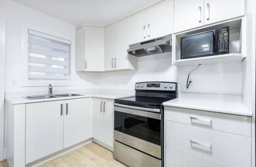 South Newton House | Bright & Modern Surrey Gem ~ Queen Beds ~ Parking!