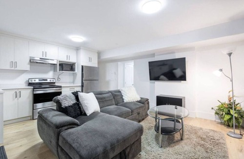 South Newton House | Bright & Modern Surrey Gem ~ Queen Beds ~ Parking!