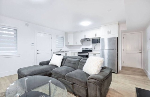 South Newton House | Bright & Modern Surrey Gem ~ Queen Beds ~ Parking!