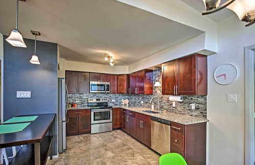 Shearer Hills - Ridgeview House | Bright & Modern Texas Getaway - 7 Mi to The Alamo!