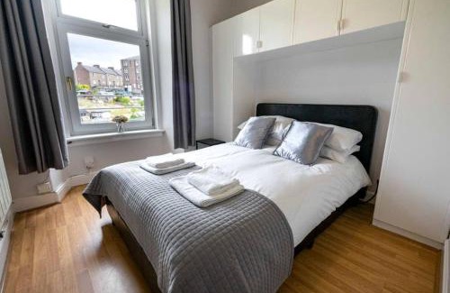 Glenisla Apartment | ☆ Bright, Modern West-End Apartment ☆