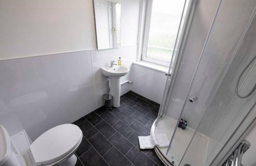 Glenisla Apartment | ☆ Bright, Modern West-End Apartment ☆