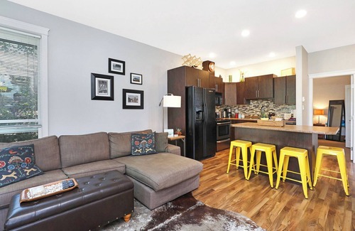 Courtenay House | Bright & Modern, with Garage - Walk to Everything!