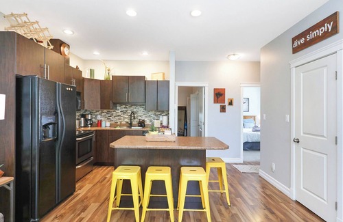 Courtenay House | Bright & Modern, with Garage - Walk to Everything!