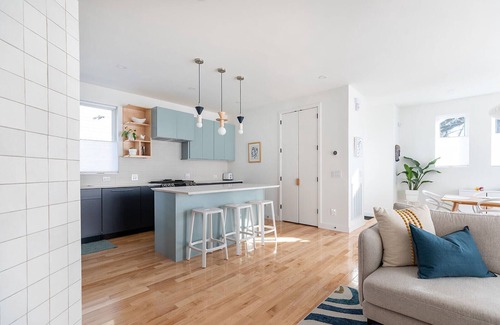 Durham House | Bright Modernist City-Escape