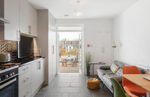 Kensal Green Apartment | Bright Mortimer Garden Kensal Rise