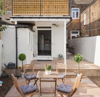 Kensal Green Apartment | Bright Mortimer Garden Kensal Rise