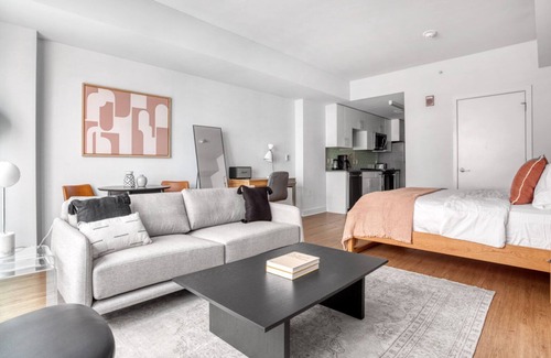 Mount Vernon Triangle Apartment | Bright Mount Vernon Studio w/Pool, W/D & Gym, near Metro, by Blueground