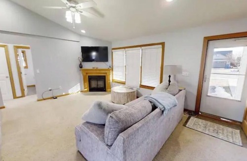 Hays House | Bright 'n' Beautiful! 5 bedrooms 3 restrooms