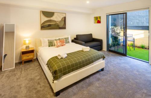 Christchurch City Centre Apartment | Bright & New Studio Unit Walk to Town