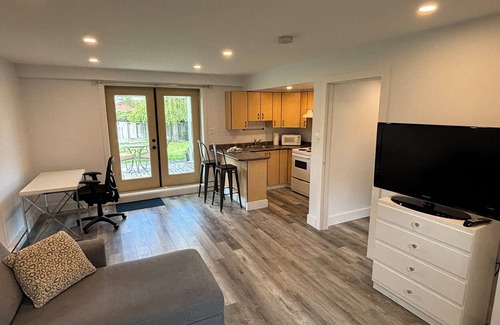 Saanich East House | Bright, New suite on quiet cul de sac - 5 mins to golf course - kid friendly