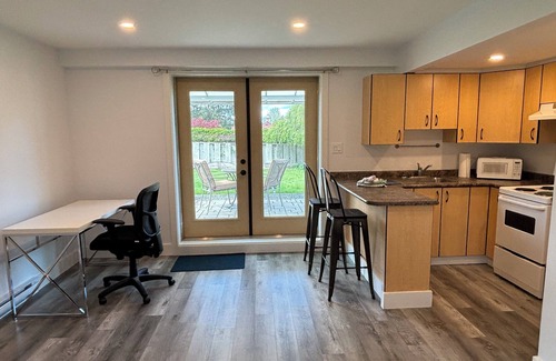 Saanich East House | Bright, New suite on quiet cul de sac - 5 mins to golf course - kid friendly
