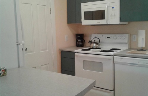 Queens Square Apartment | Bright Newly Renovated Downtown Historic Studio on Water Street