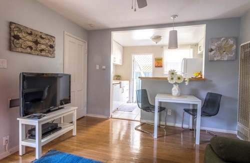 North Central Apartment | Bright one-bedroom bungalow, located near all Pasadena’s best attractions.