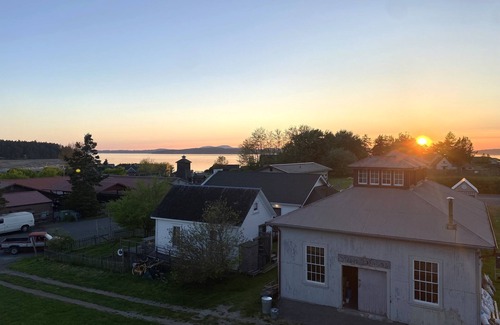 Lopez Island Apartment | Bright one-bedroom in Lopez Village with deck and sunset views