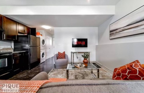 Jasper Place House | Bright Open Suite - King Bed - Free Parking - Long Stays