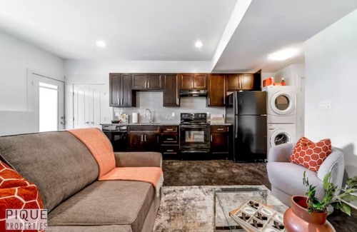 Jasper Place House | Bright Open Suite - King Bed - Free Parking - Long Stays