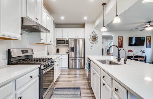 Plainfield House | Bright Plainfield Home ~ 14 Mi to Indianapolis!