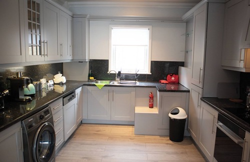 Fairfield House | Bright Private Terrace | Private Parking | WiFi | TV | Hot Tub Shower
