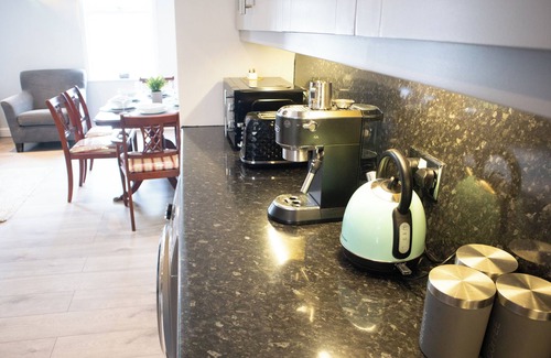 Fairfield House | Bright Private Terrace | Private Parking | WiFi | TV | Hot Tub Shower