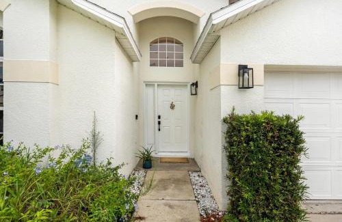 Sunrise Lakes Apartment | Bright Queen BR Pool Retreat Near Disney