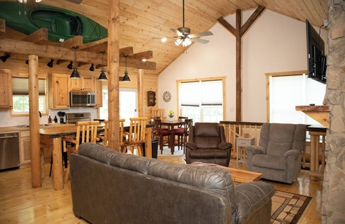 Hickory Hills Cabin | Bright & quiet cabin near mountain attractions