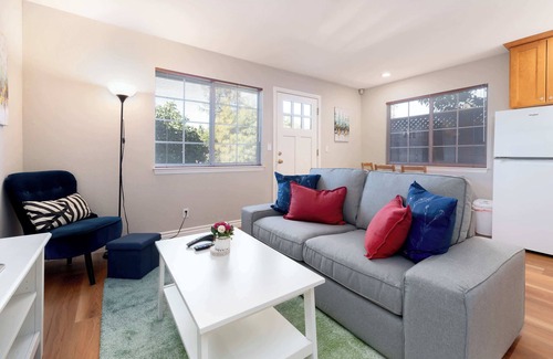 Shoreline West House | Bright, Quiet, Comfy 1BR Cottage in Mountain View