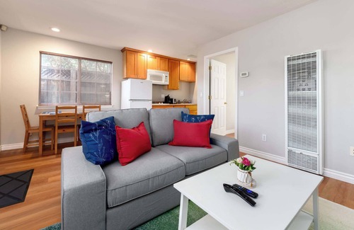 Shoreline West House | Bright, Quiet, Comfy 1BR Cottage in Mountain View