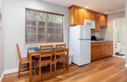 Shoreline West House | Bright, Quiet, Comfy 1BR Cottage in Mountain View