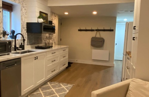 Madeira Park Apartment | Bright, recently remodelled 3 bed guest suite with kitchenette,