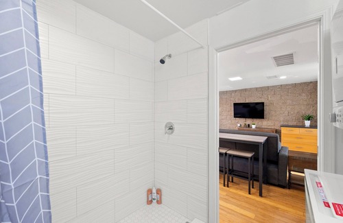 Cortez Hill Apartment | Bright Remodeled 2 queen beds Studio Close Little Italy