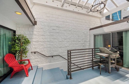 Cortez Hill Apartment | Bright Remodeled 2 queen beds Studio Close Little Italy