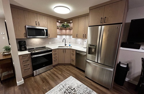 Silver Star Mountain Apartment | Bright renovated 1 bed/1 bath suite steps from the skiway! Private hot tub too
