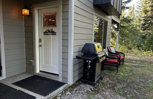 Silver Star Mountain Apartment | Bright renovated 1 bed/1 bath suite steps from the skiway! Private hot tub too