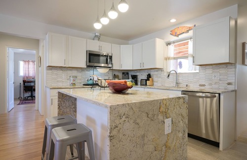 Southside House | Bright renovated escape near downtown with free WiFi, AC, large backyard & patio