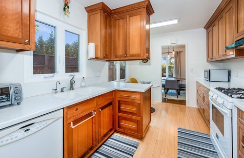 Samarkand House | Bright Renovated Garden Paradise Minutes to Beach, Hikes, Restaurants & Downtown