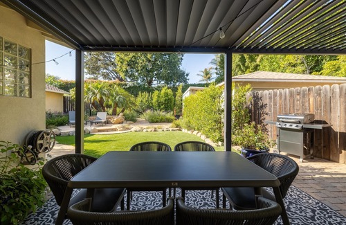 Samarkand House | Bright Renovated Garden Paradise Minutes to Beach, Hikes, Restaurants & Downtown