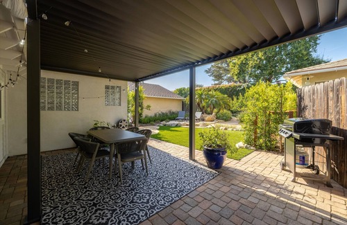 Samarkand House | Bright Renovated Garden Paradise Minutes to Beach, Hikes, Restaurants & Downtown