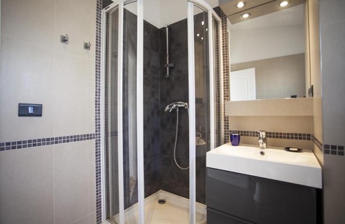 Karlin Apartment | Bright roof flat near city center